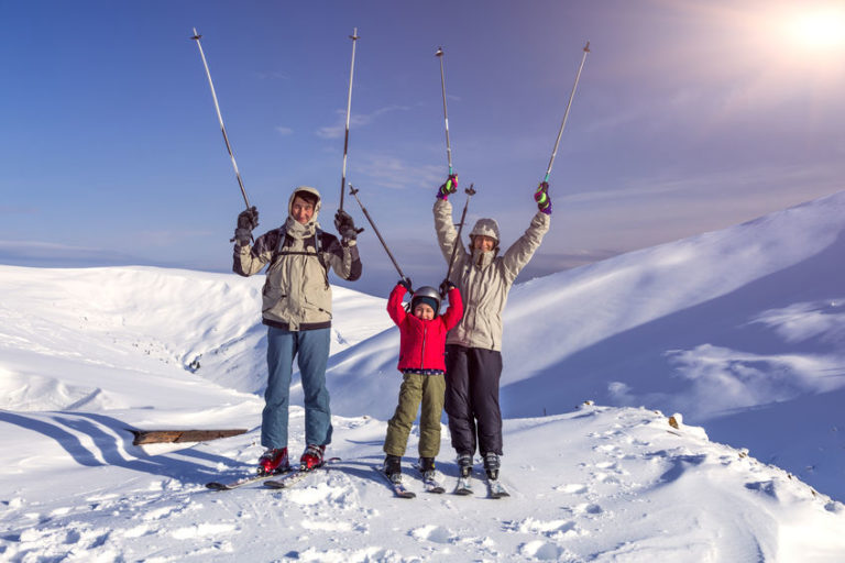 Familie beim Skifahren