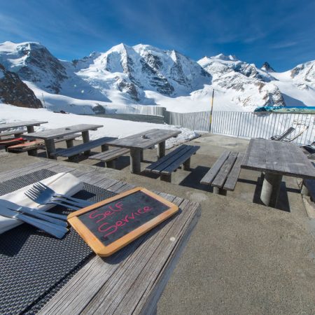 Das Berggasthaus Diavolezza mit Blick auf den Piz Palü