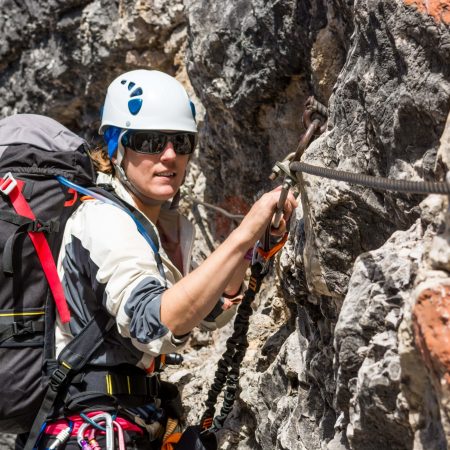 Eine Frau beim klettern im Klettersteig Via-Ferrata