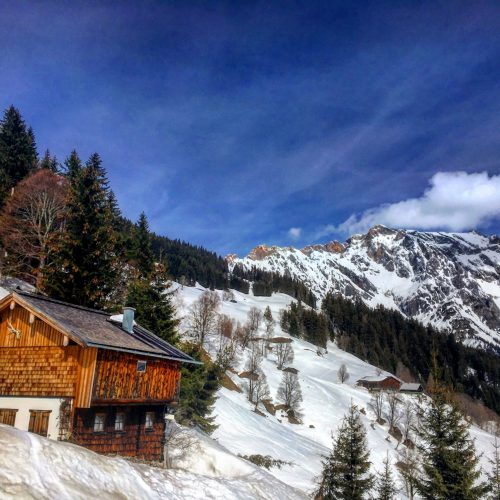 Eine Hütte im Winter in Maria Alm