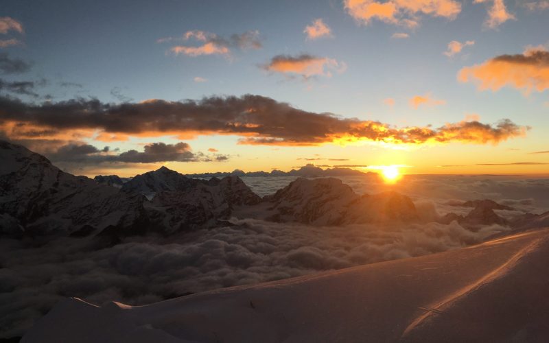 Ein Sonnenaufgang in Nepal vom Gipfel des Mera Peak aus