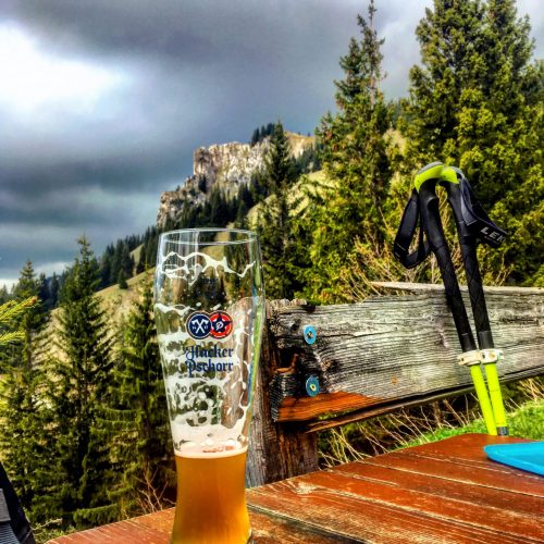 Ein Weißbier auf einer Hütte bei einer Pause einer Wanderung