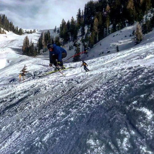 Ein Skifahrer fährt eine schwarze Piste in Maria Alm hinab