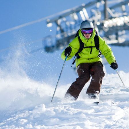 Ein Skifahrer auf der Piste